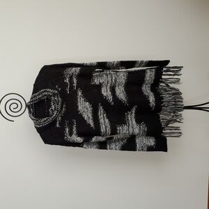 Venus * Tunic length sweater, funnel neck, fringe, abstract pattern